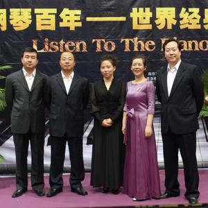 男同桌脱我小内内玩我全身微博
